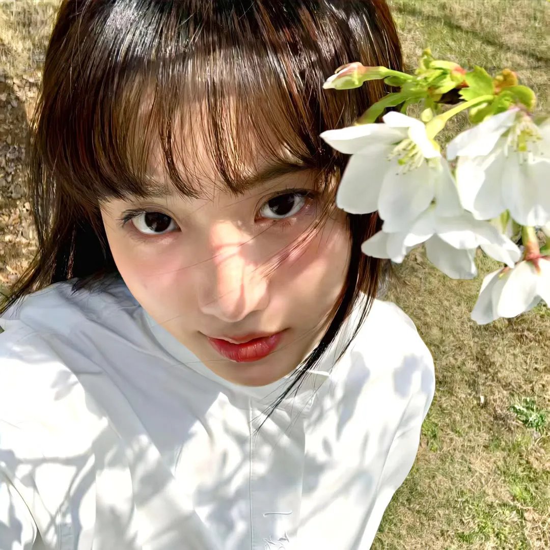 与一位女士合影海报
